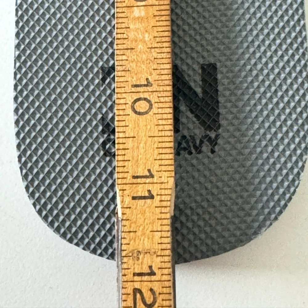 Old Navy Men’s Gray Rubber Texture Flip Flop Sandals Size 10/11